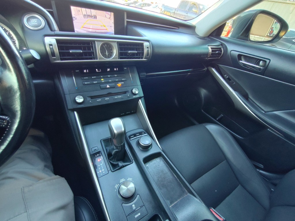 2015 Lexus IS Image 21