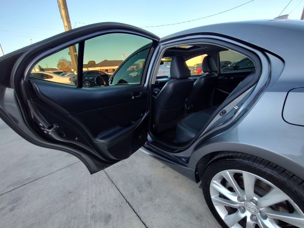 2015 Lexus IS Image 30