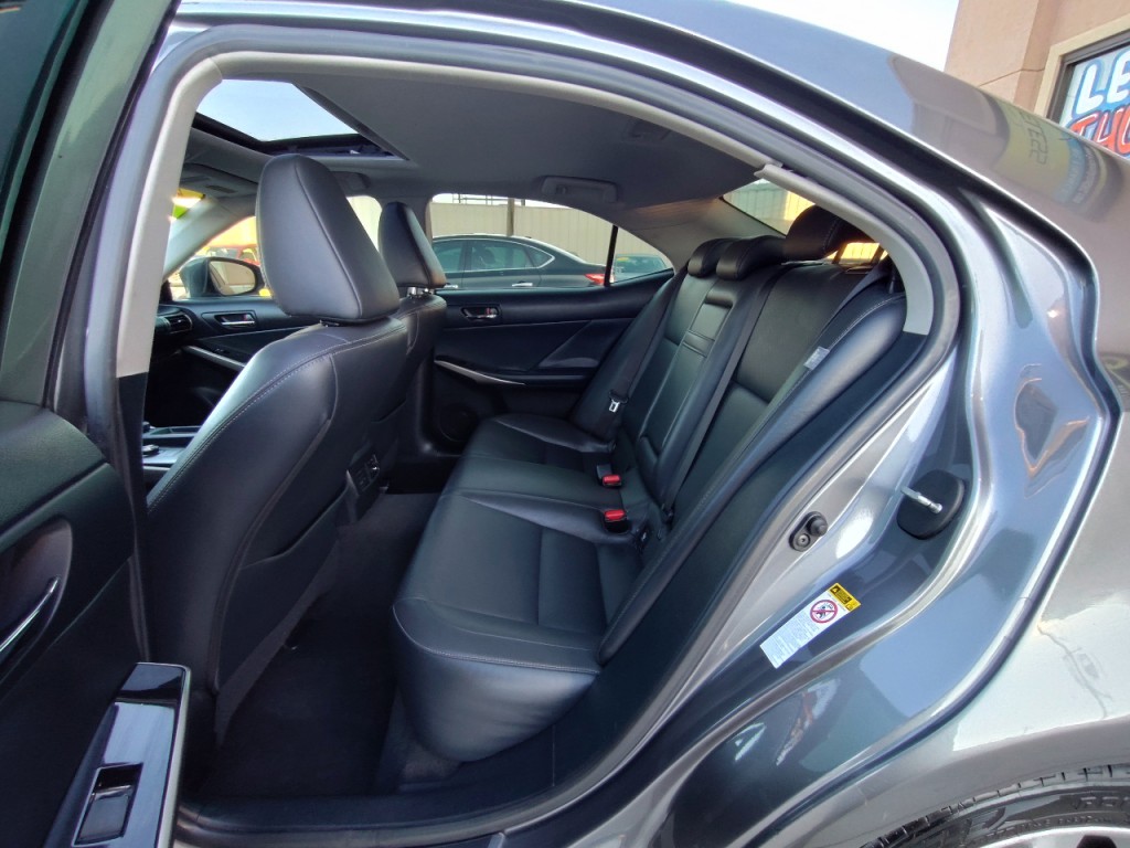 2015 Lexus IS Image 31