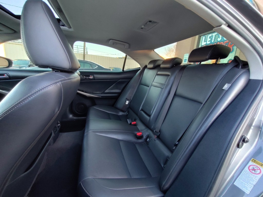 2015 Lexus IS Image 32