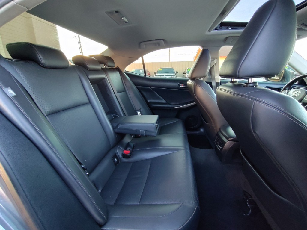 2015 Lexus IS Image 40