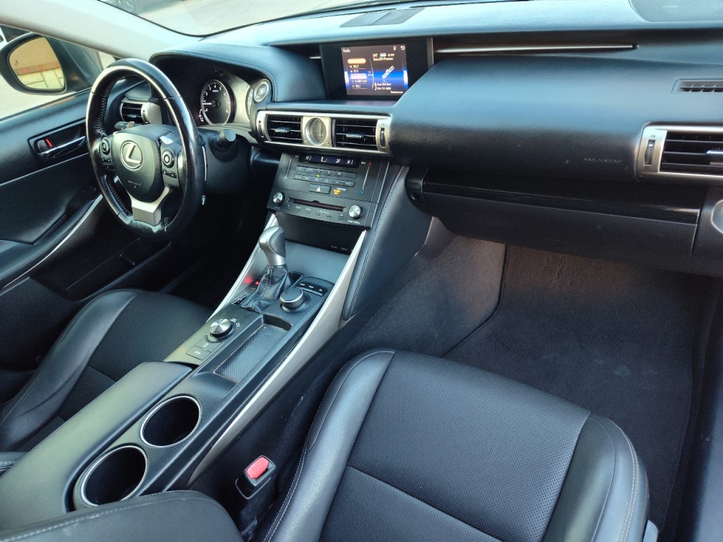 2015 Lexus IS Image 45