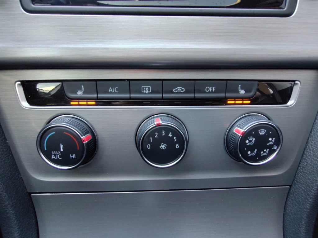 2016 Volkswagen Golf Image 34