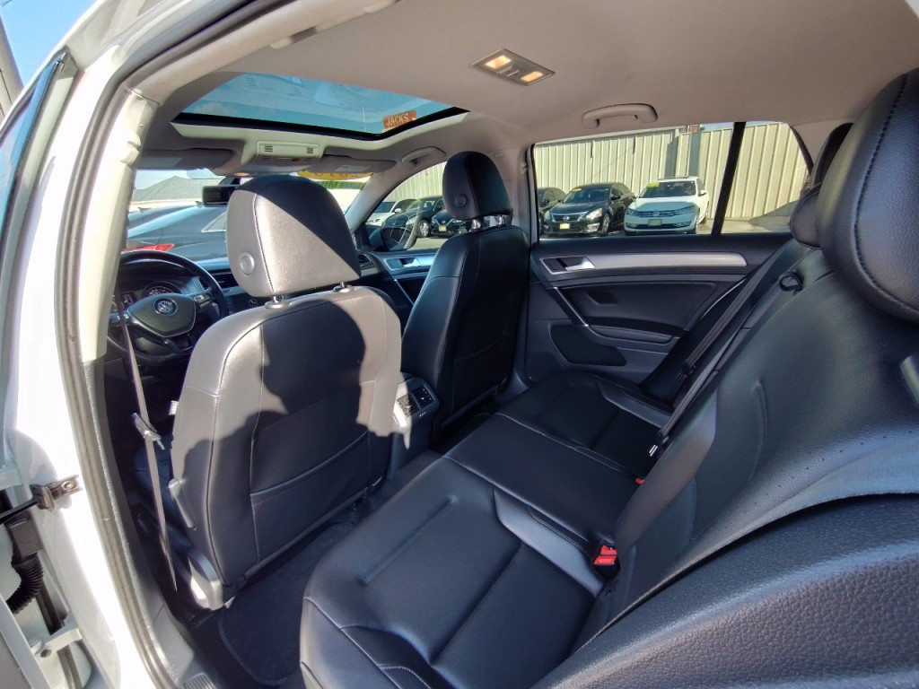 2016 Volkswagen Golf Image 38