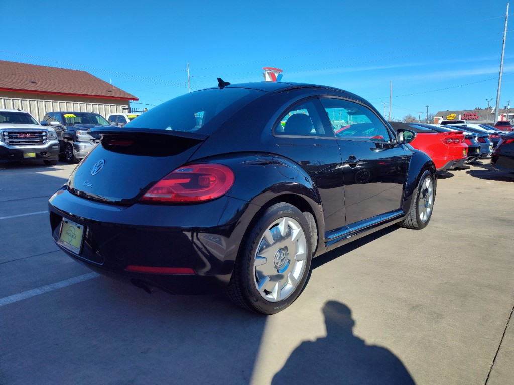 2013 Volkswagen Beetle Image 4