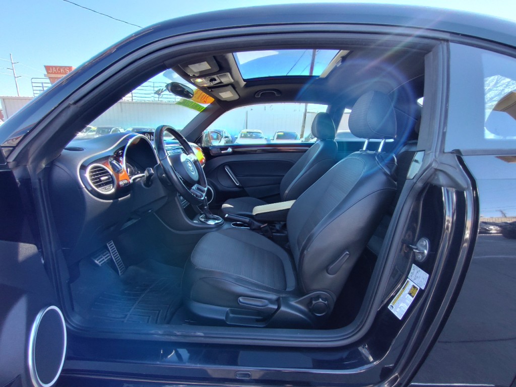 2013 Volkswagen Beetle Image 16