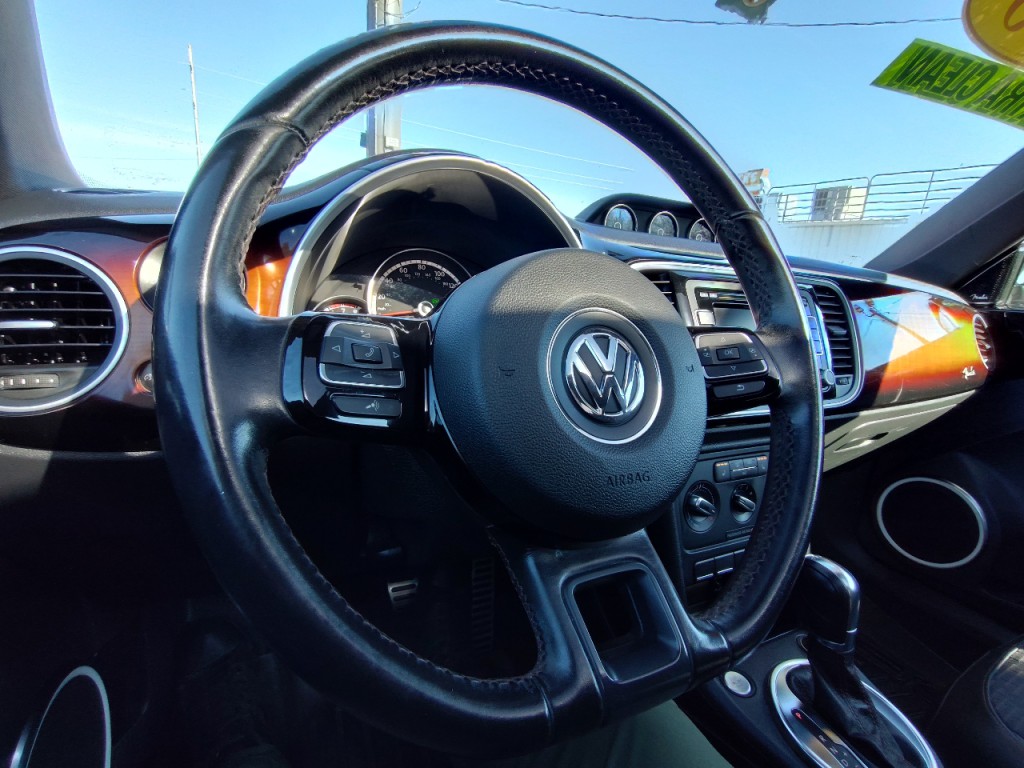 2013 Volkswagen Beetle Image 18