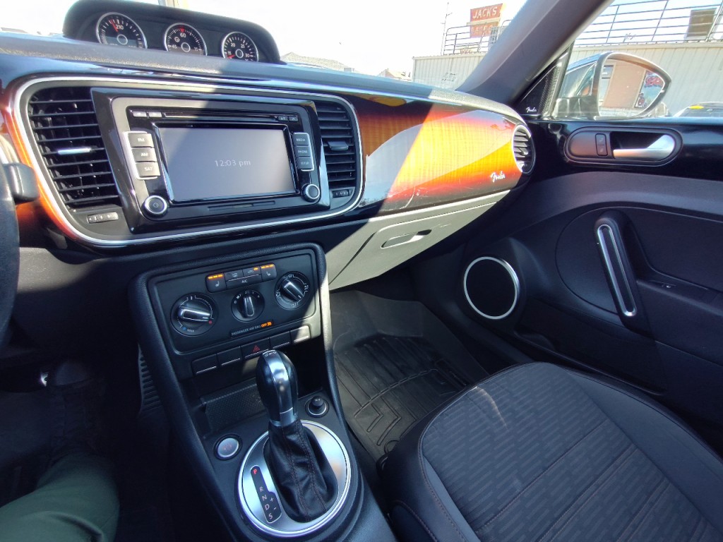 2013 Volkswagen Beetle Image 22