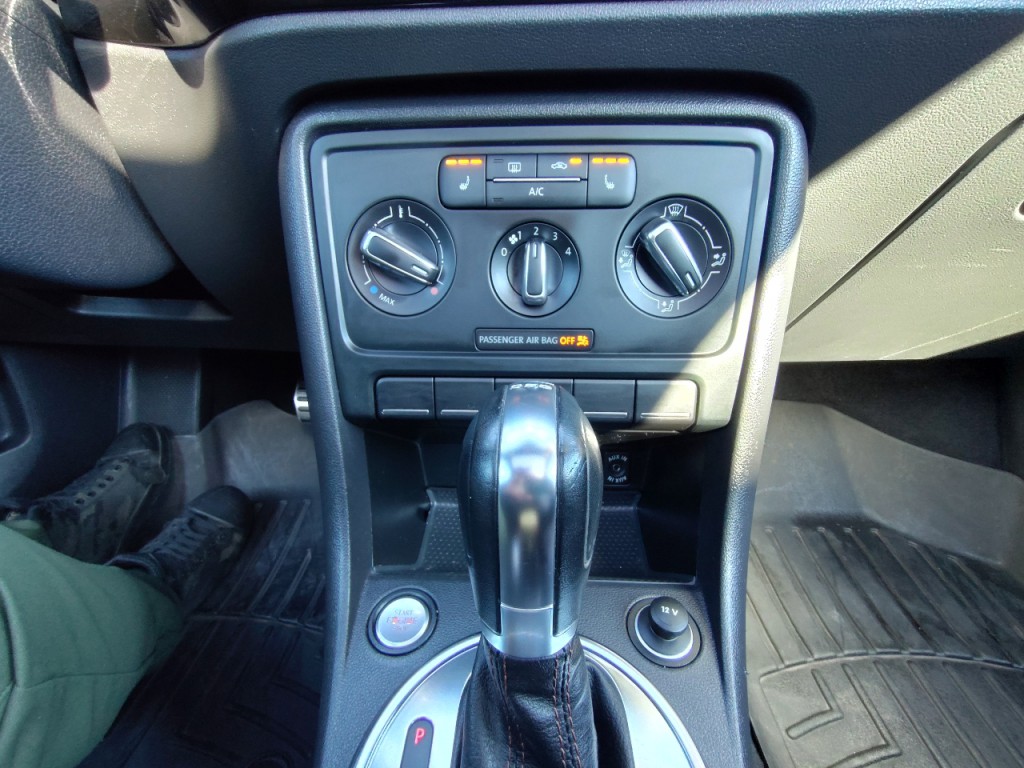 2013 Volkswagen Beetle Image 23