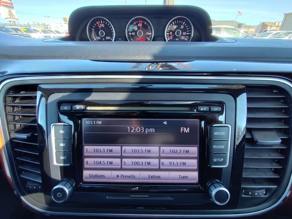 2013 Volkswagen Beetle Image 24