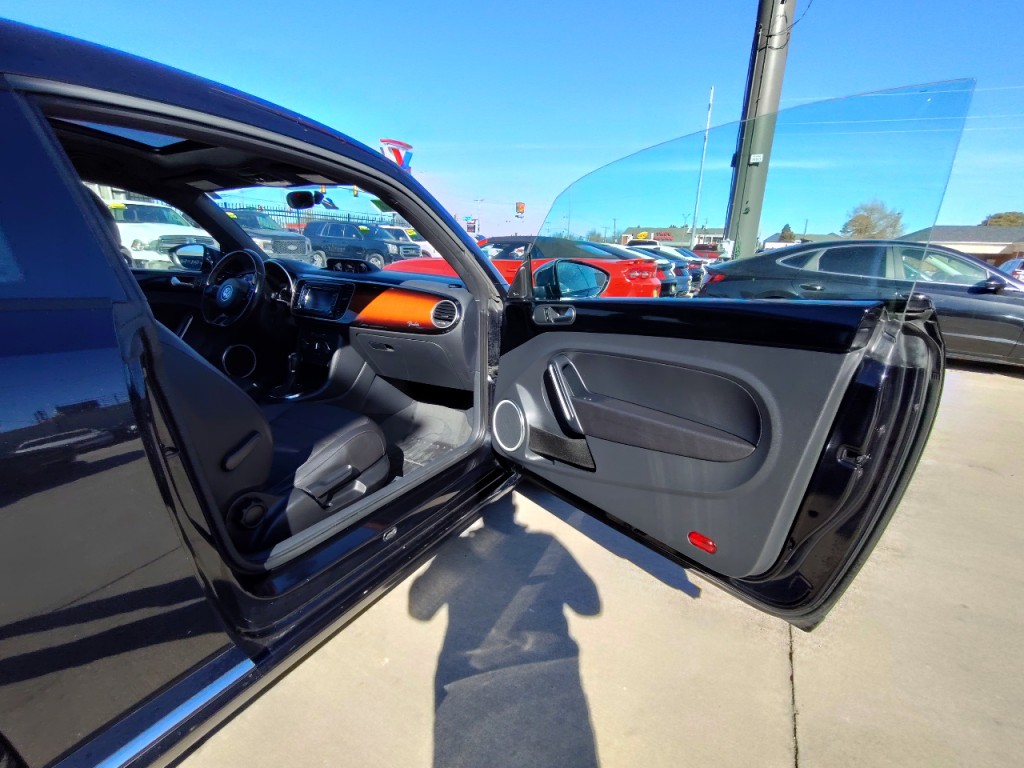 2013 Volkswagen Beetle Image 30