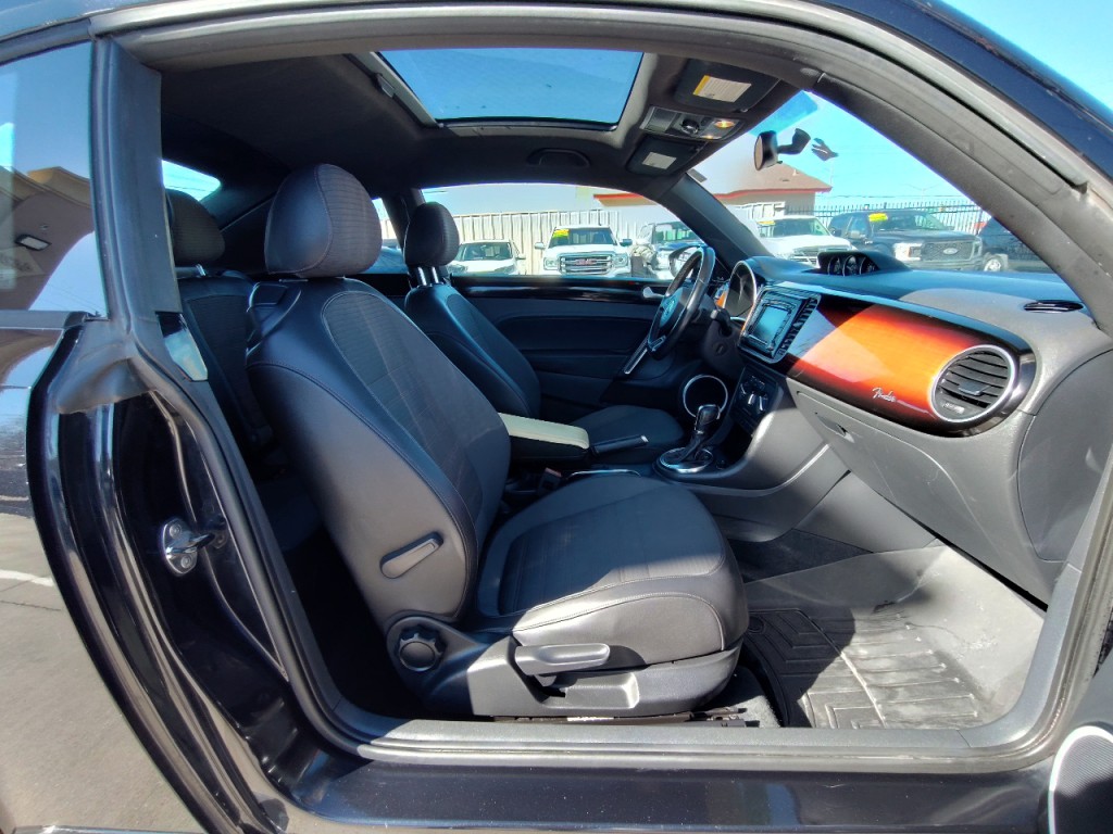 2013 Volkswagen Beetle Image 31