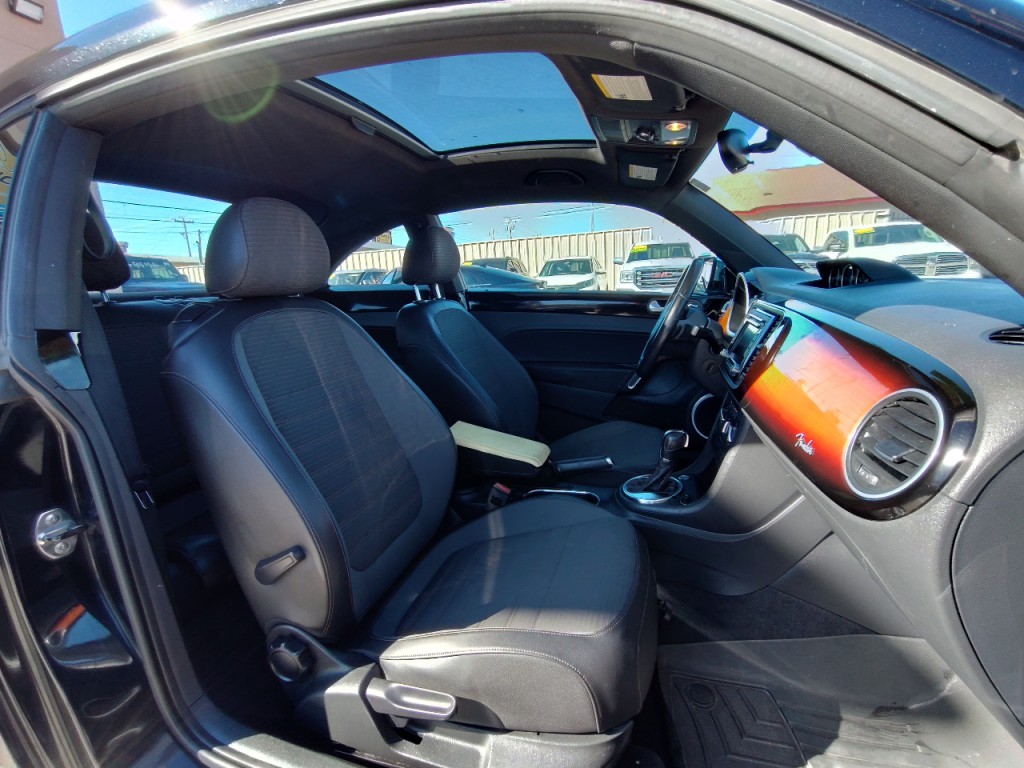 2013 Volkswagen Beetle Image 32