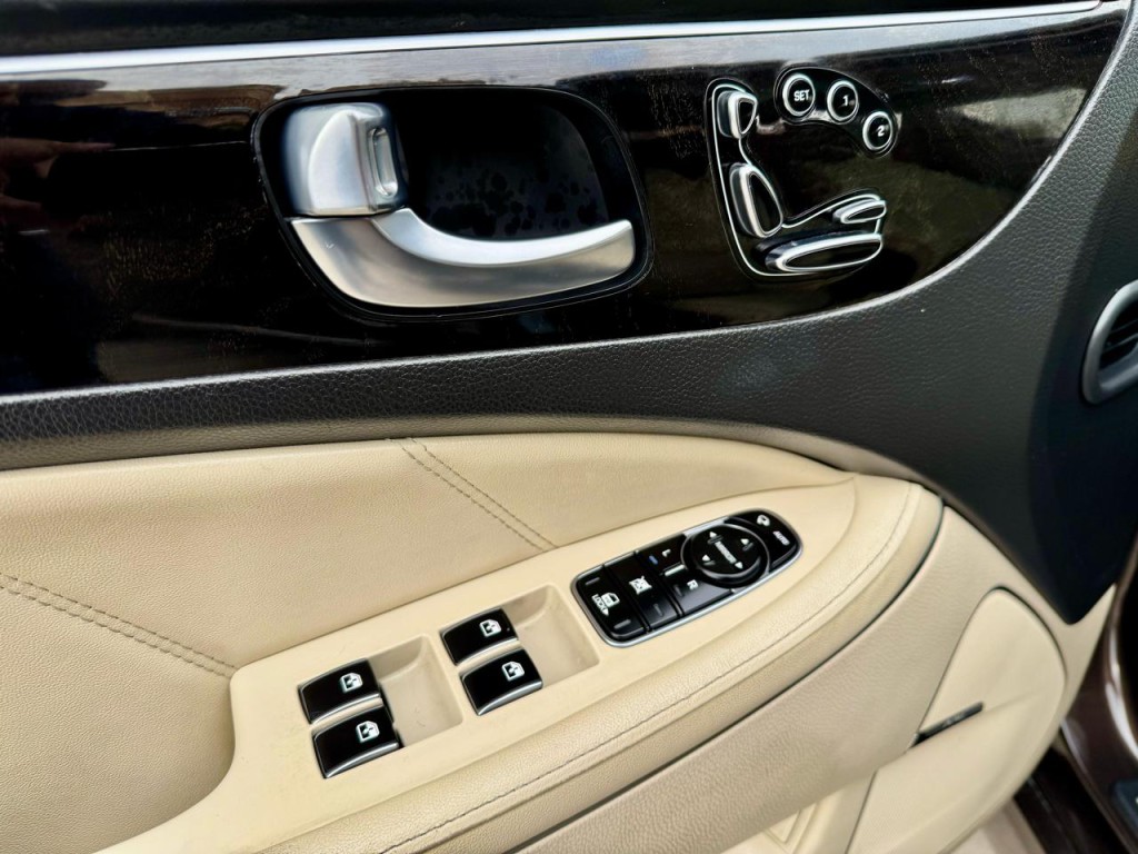 2016 Hyundai Equus Image 16