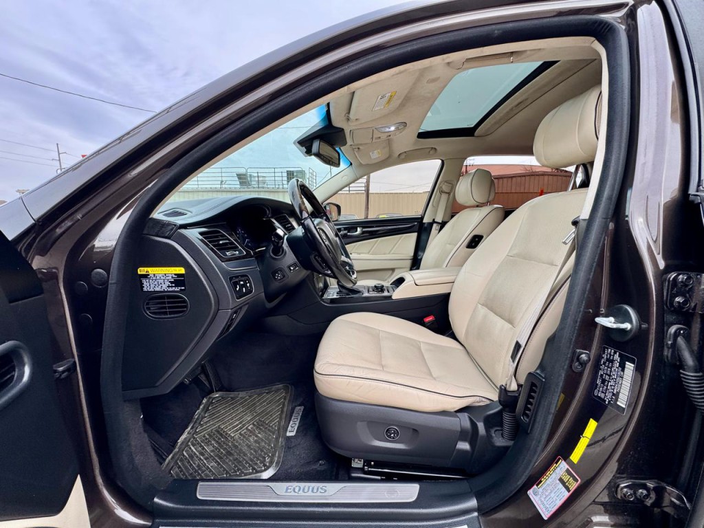 2016 Hyundai Equus Image 18