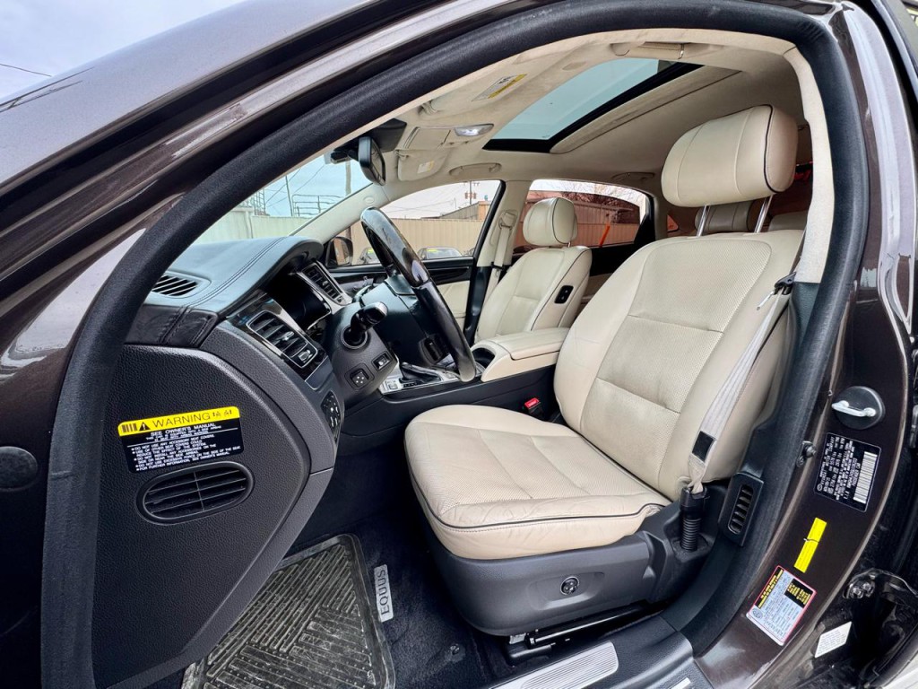 2016 Hyundai Equus Image 20