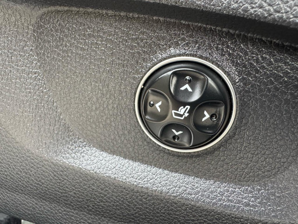 2016 Hyundai Equus Image 21