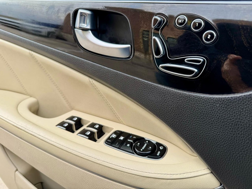 2016 Hyundai Equus Image 22