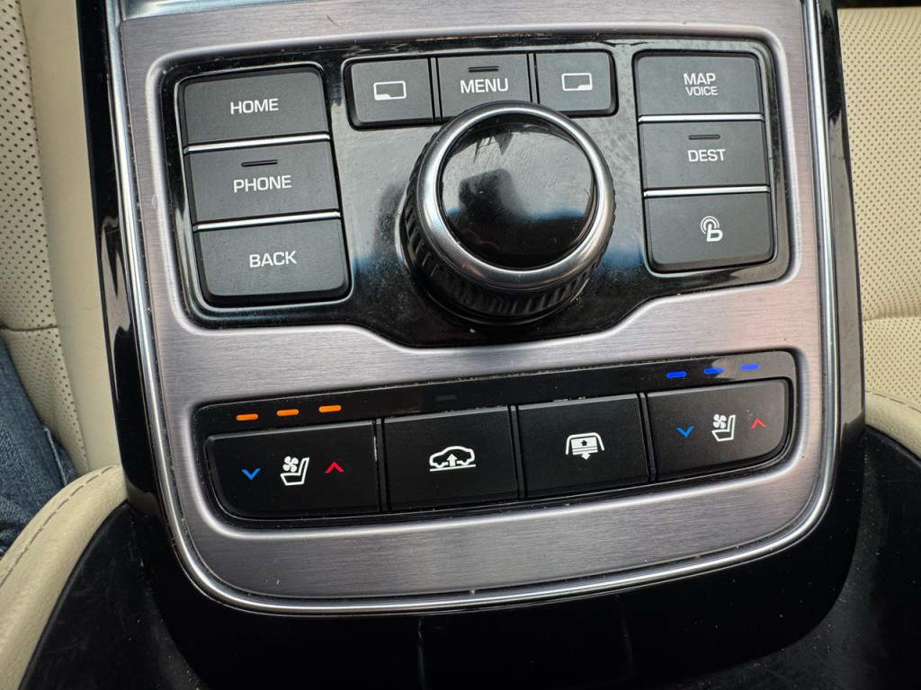 2016 Hyundai Equus Image 38