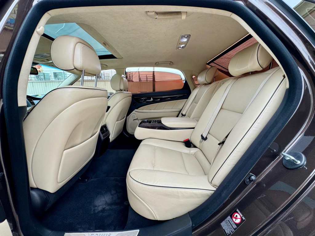 2016 Hyundai Equus Image 50