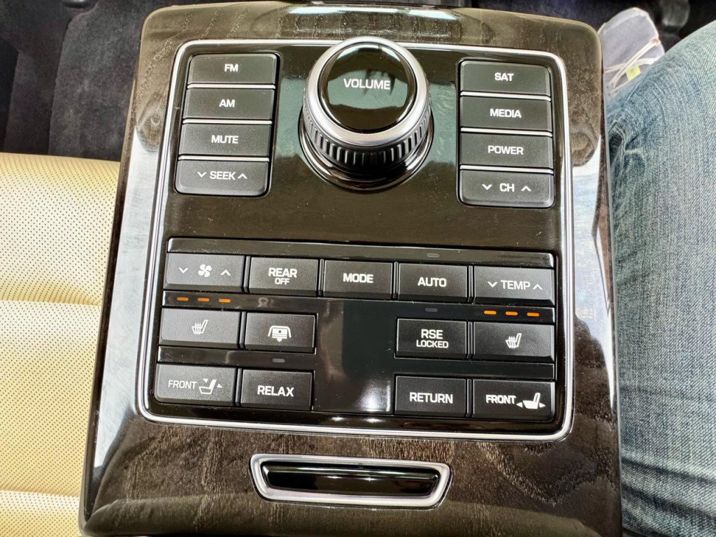 2016 Hyundai Equus Image 53