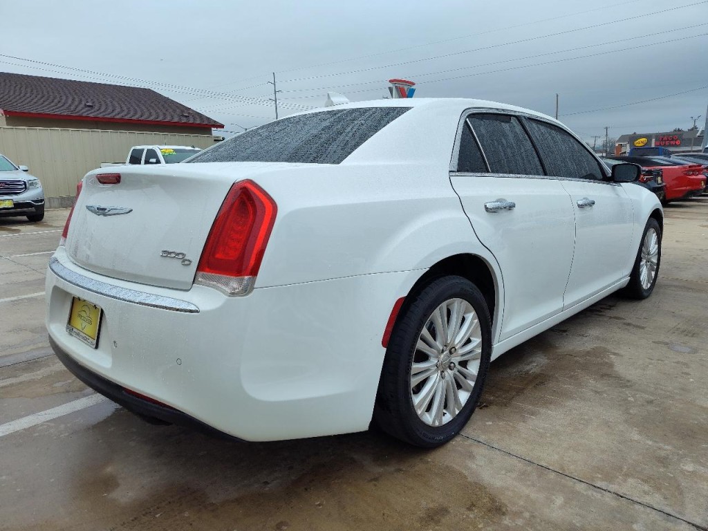 2016 Chrysler 300 Image 4