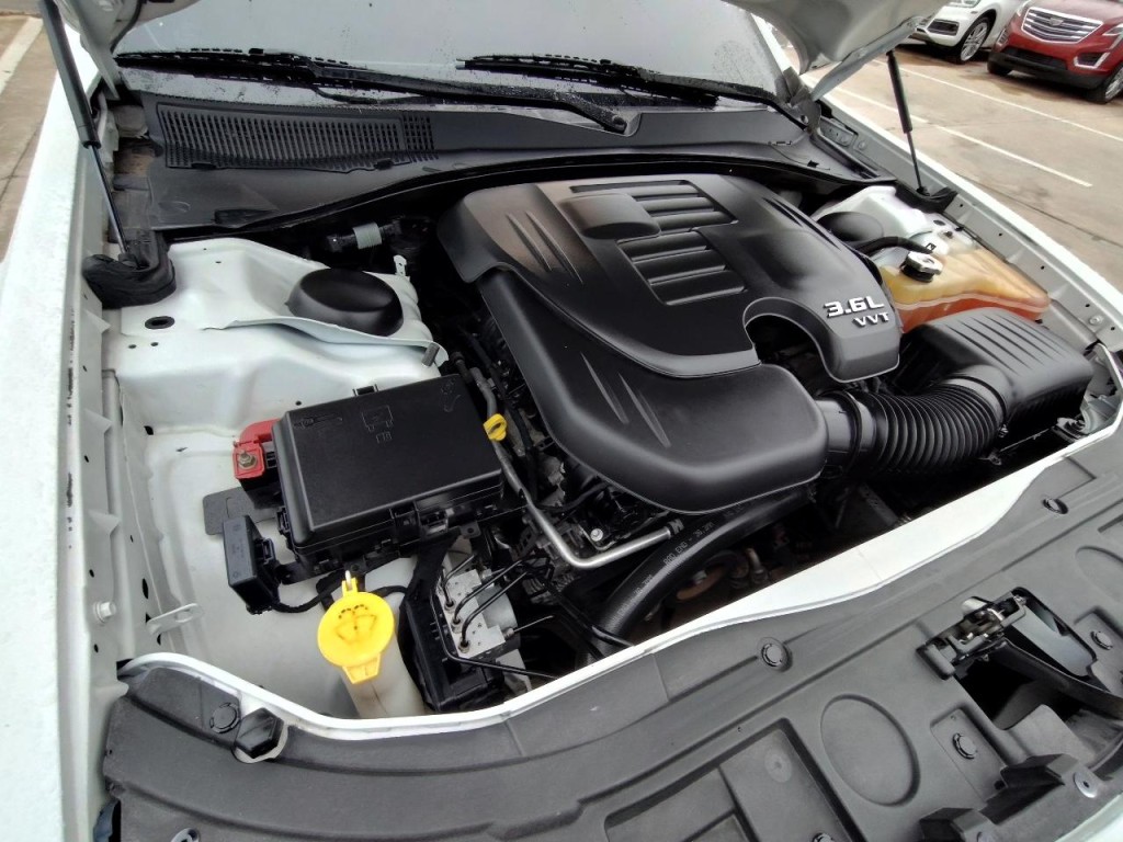 2016 Chrysler 300 Image 12