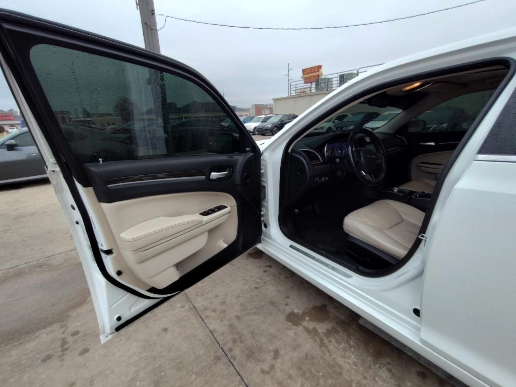 2016 Chrysler 300 Image 13