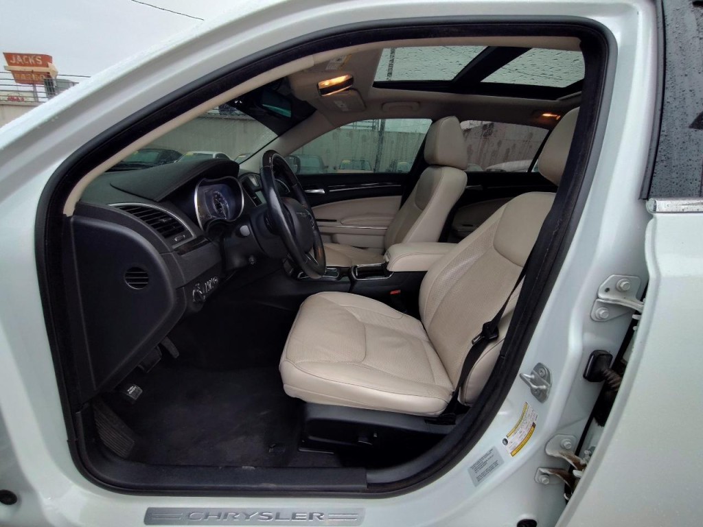 2016 Chrysler 300 Image 14