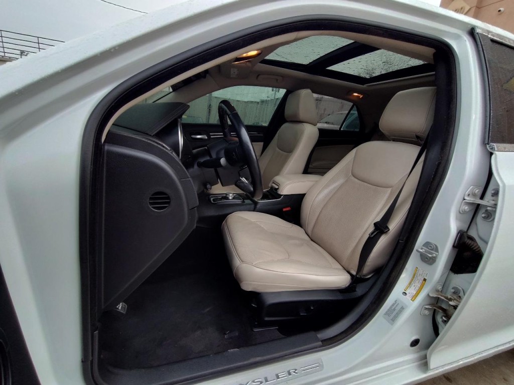 2016 Chrysler 300 Image 15