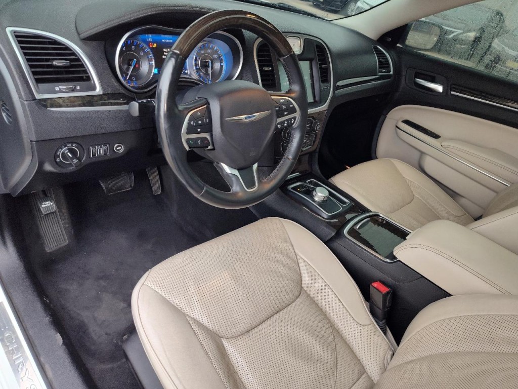 2016 Chrysler 300 Image 16