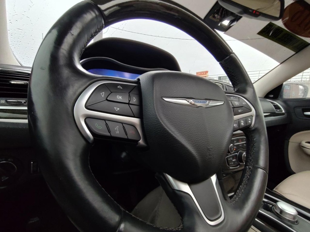 2016 Chrysler 300 Image 18