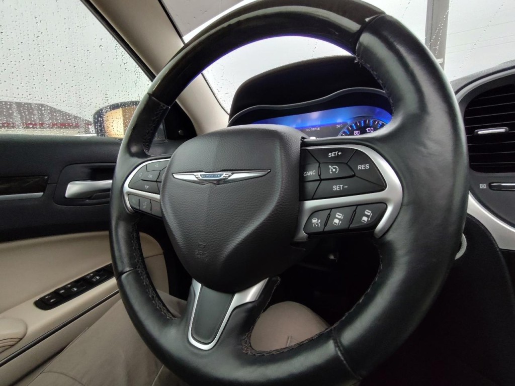 2016 Chrysler 300 Image 19