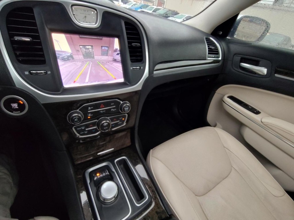 2016 Chrysler 300 Image 21
