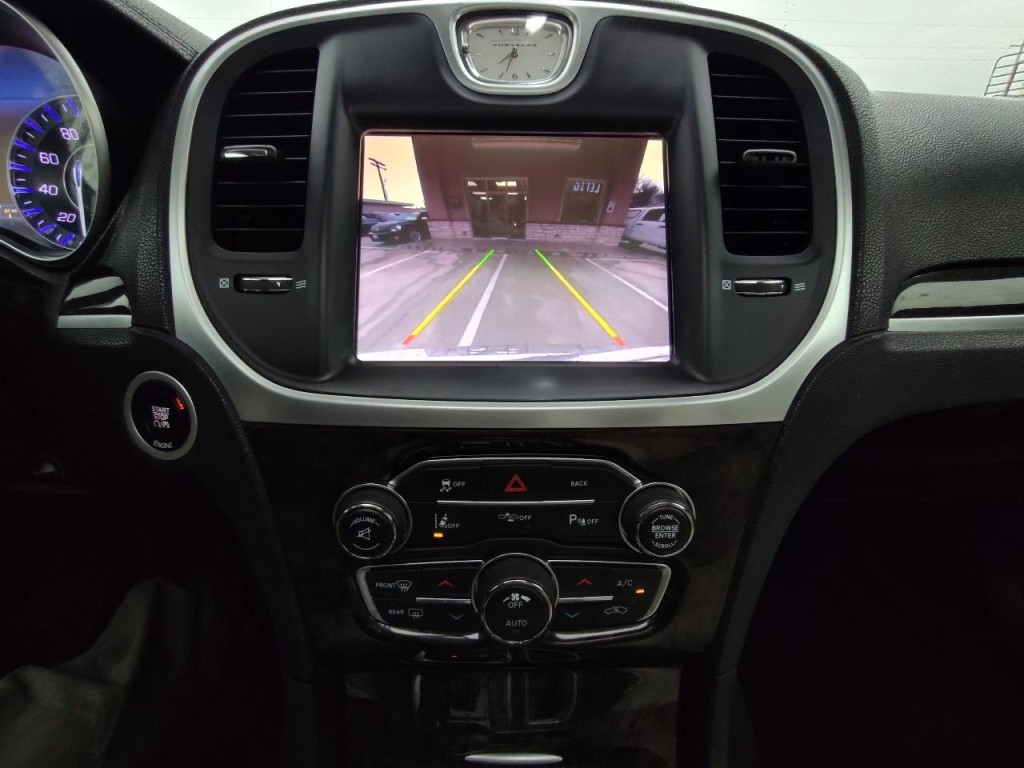 2016 Chrysler 300 Image 22