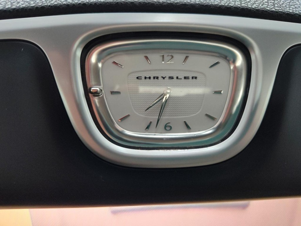 2016 Chrysler 300 Image 26