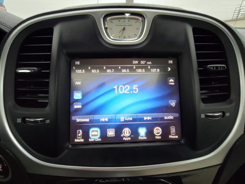 2016 Chrysler 300 Image 28