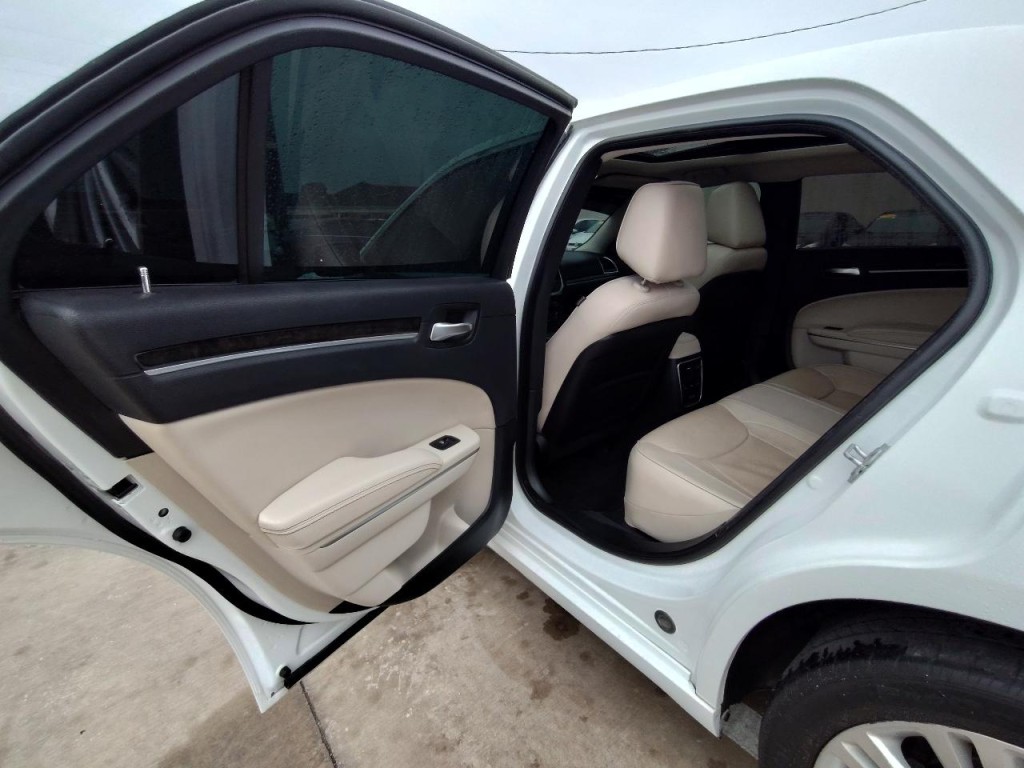 2016 Chrysler 300 Image 32