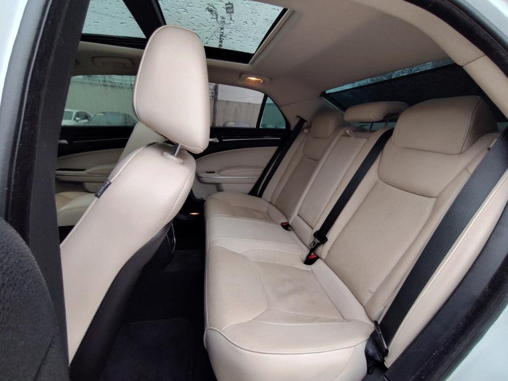 2016 Chrysler 300 Image 34