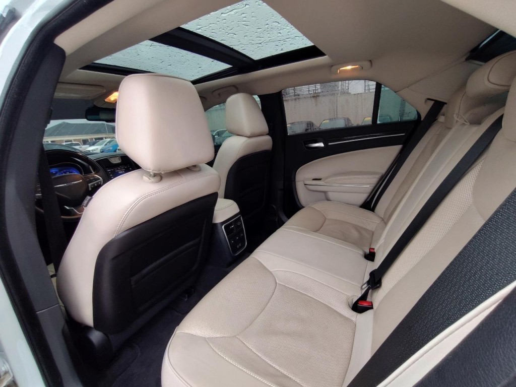 2016 Chrysler 300 Image 35