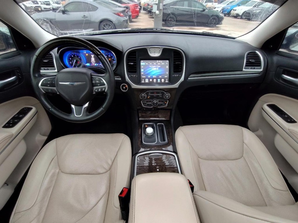 2016 Chrysler 300 Image 37