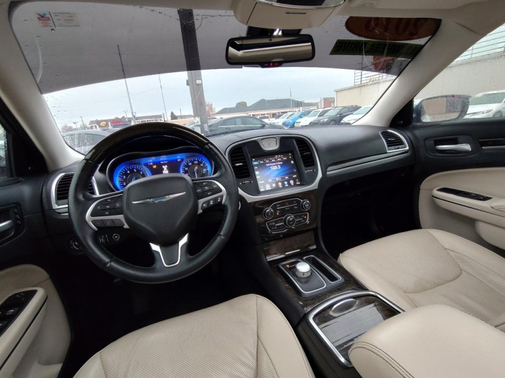 2016 Chrysler 300 Image 38