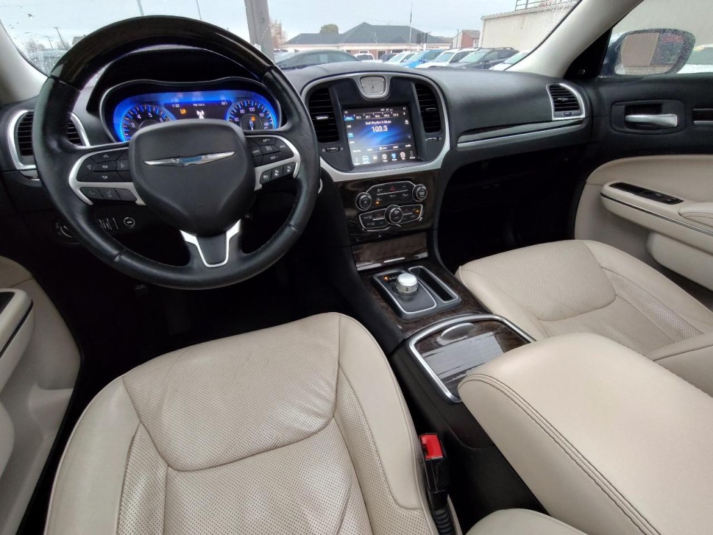 2016 Chrysler 300 Image 39