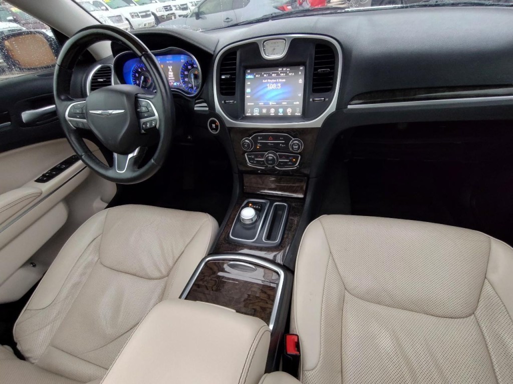 2016 Chrysler 300 Image 40