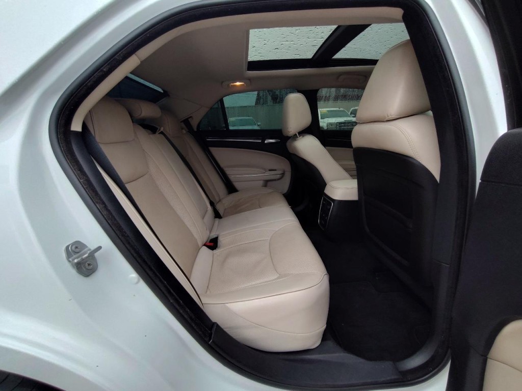 2016 Chrysler 300 Image 42