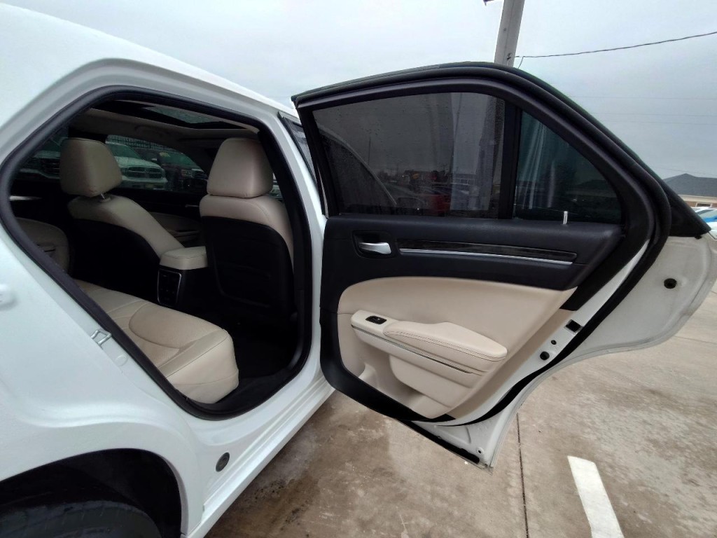 2016 Chrysler 300 Image 43