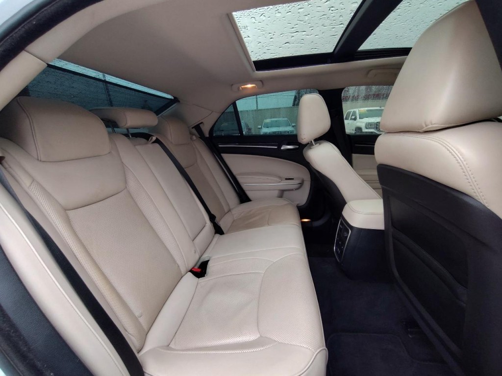 2016 Chrysler 300 Image 44