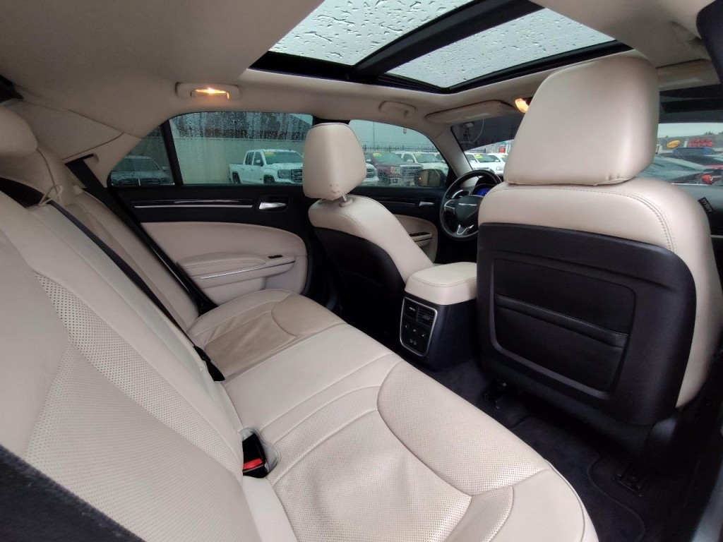2016 Chrysler 300 Image 45