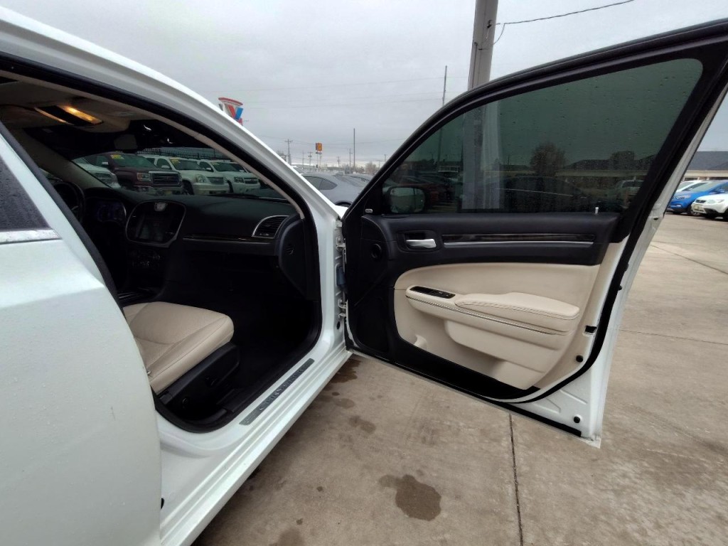 2016 Chrysler 300 Image 46