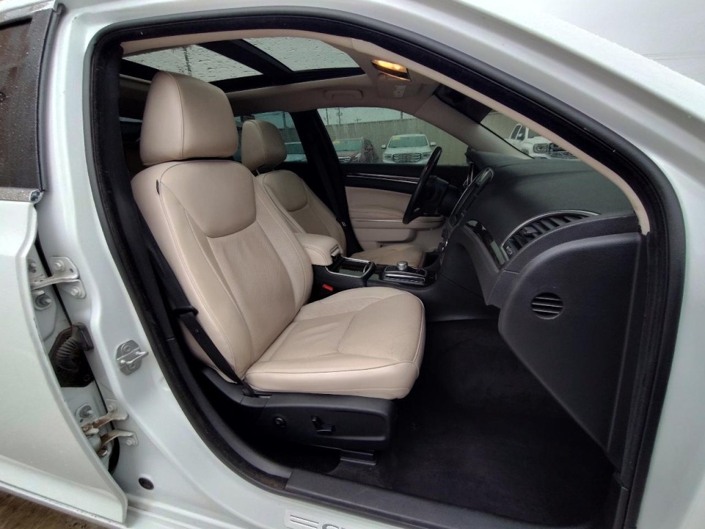 2016 Chrysler 300 Image 48